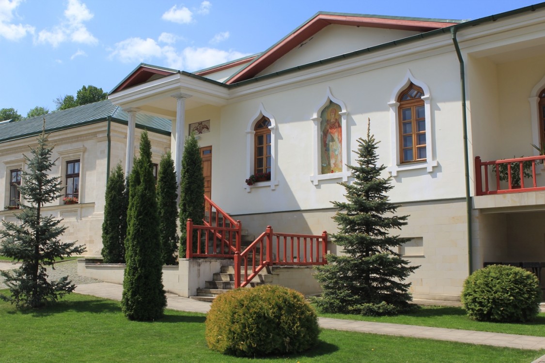 Курки. Рождества Пресвятой Богородицы Курковский мужской монастырь. Трапезная церковь Димитрия Солунского. фасады