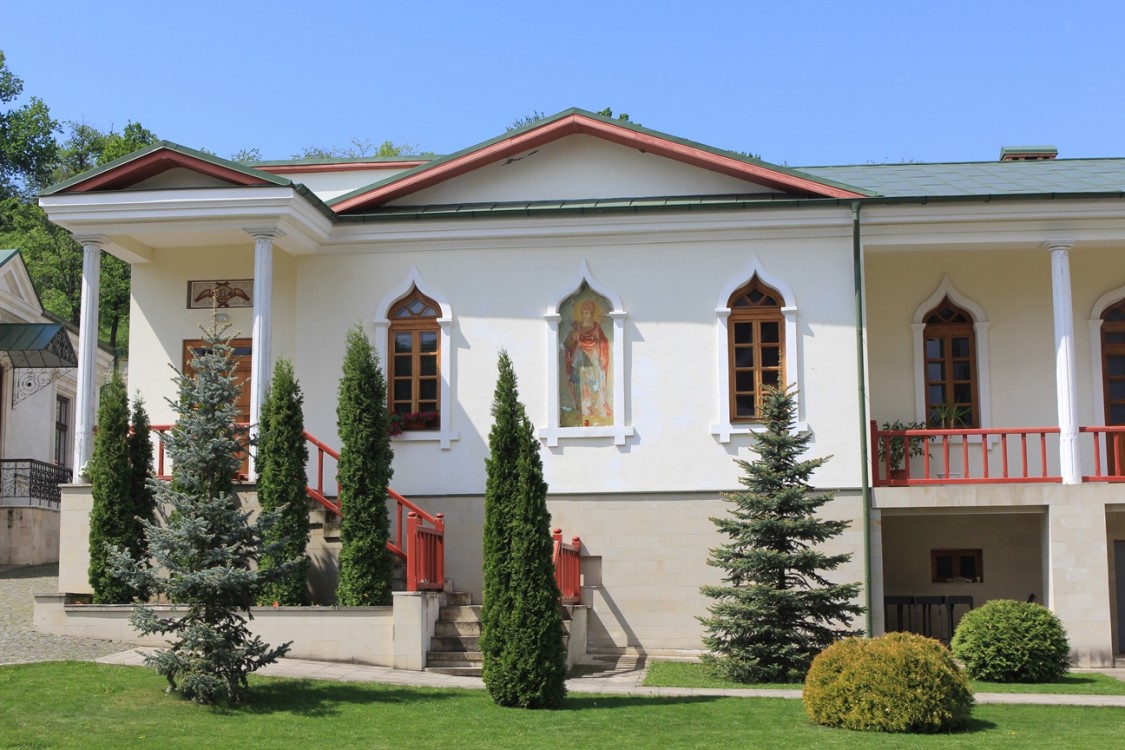 Рождества Пресвятой Богородицы Курковский мужской монастырь. Трапезная церковь Димитрия Солунского, Курки (Оргеевский район, Молдова). фасады