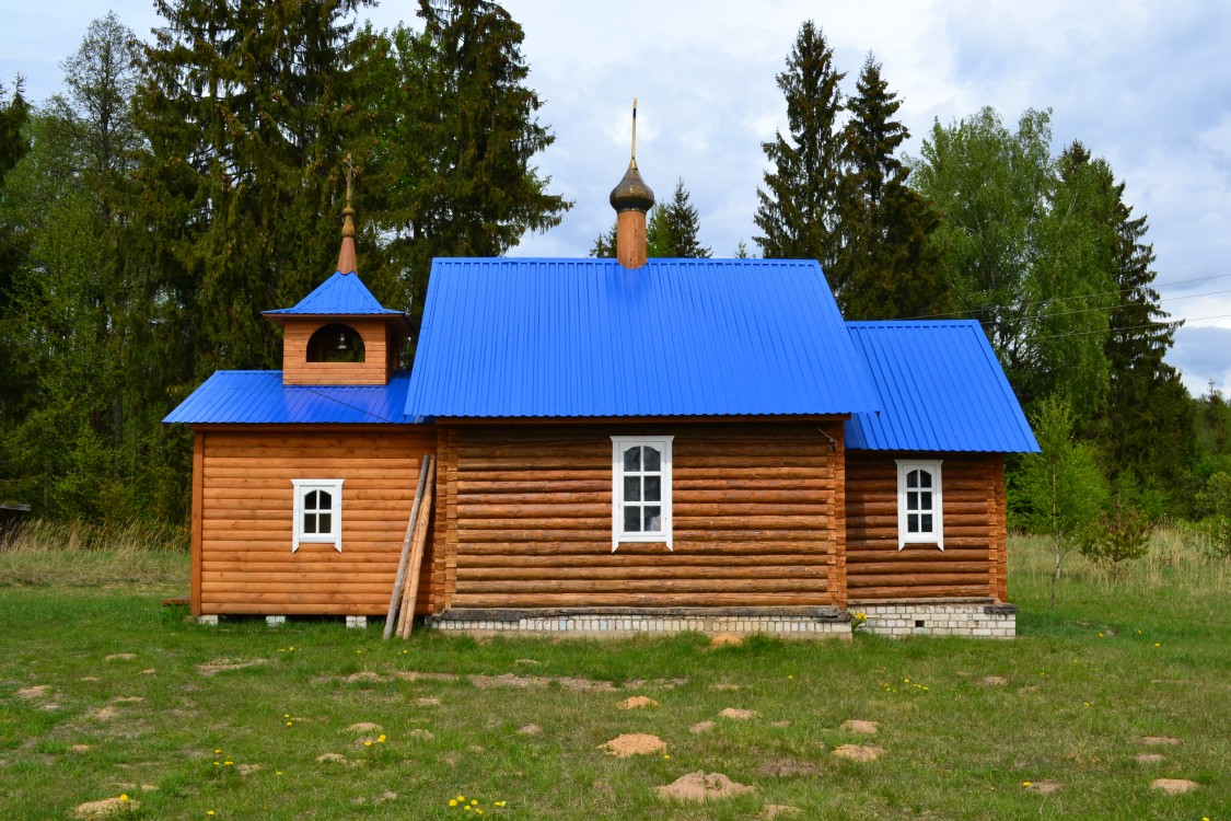 Гараж. Церковь Происхождения Честных Древ Креста Господня. общий вид в ландшафте