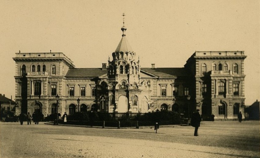 Рига. Часовня (Благодарственная) Александра Невского. архивная фотография, Общий вид на фоне вокзала. Источник : http://www.delfi.lv/tchk/history/rizhskij-centralnyj-vokzal-bolee-150-let-istorii-v-fotografiyah.d?id=45480498