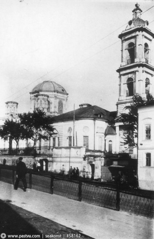 Церковь Смоленской иконы Божией Матери на Плющихе, Хамовники (Центральный административный округ (ЦАО), г. Москва). архивная фотография, Источник: Архив ЦИГИ 1930-1932 год (направление съемки — юго-восток) с сайта http://oldmos.ru/old/photo/view/58162