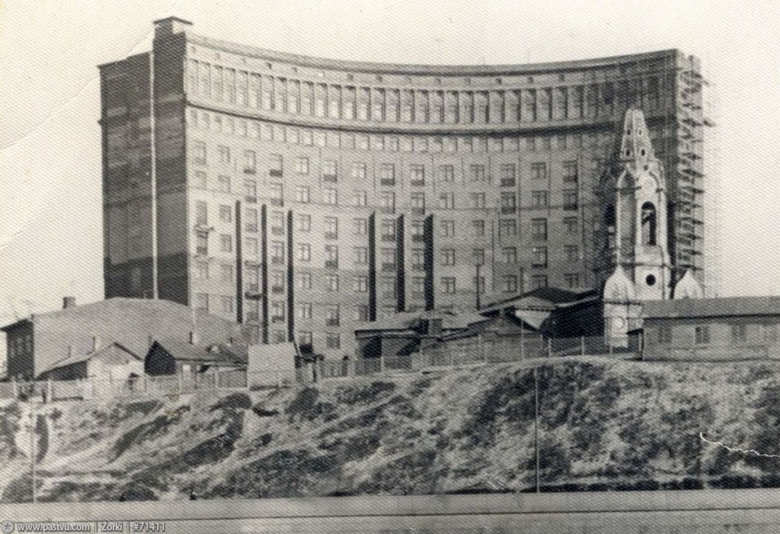 Что на Бережках, церковь Благовещения Пресвятой Богородицы, Хамовники (Центральный административный округ (ЦАО), г. Москва). архивная фотография,  1956 год (направление съемки — юго-восток) с сайта http://oldmos.ru/old/photo/view/71411