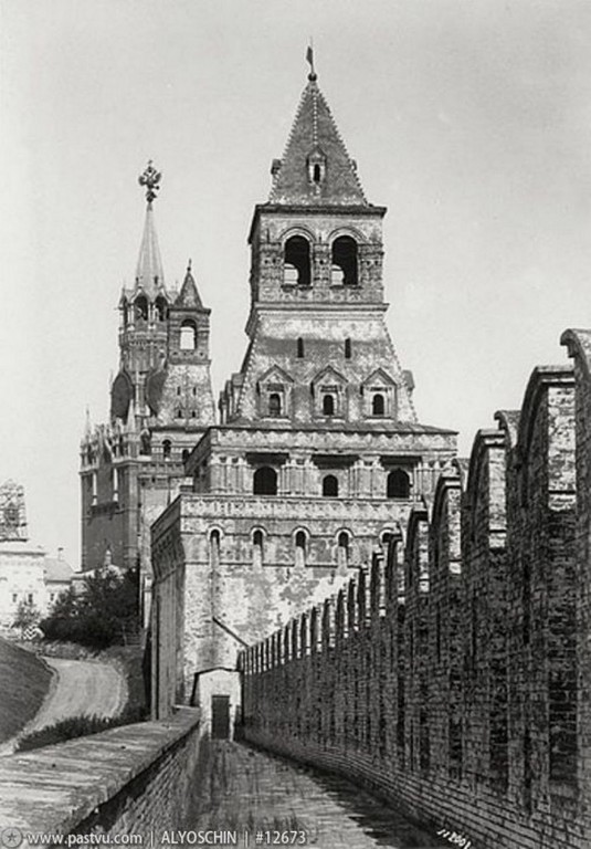 Кремль. Церковь Константина и Елены в Тайницком саду, Тверской (Центральный административный округ (ЦАО), г. Москва). архивная фотография, 1882-1896 Константино-Еленинская башня  фото Барщевский И. Ф.   с  сайта http://www.retromap.ru/show_pid.php?pid=12673