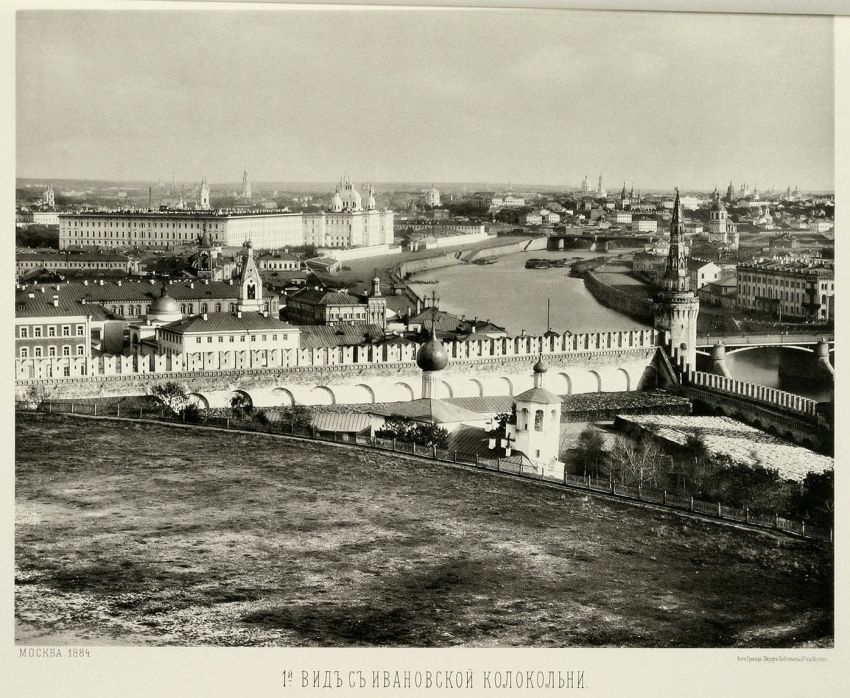 Кремль. Церковь Константина и Елены в Тайницком саду, Тверской (Центральный административный округ (ЦАО), г. Москва). архивная фотография, Альбом Найденова 1883 год.Вид с Ивановской колокольни.
