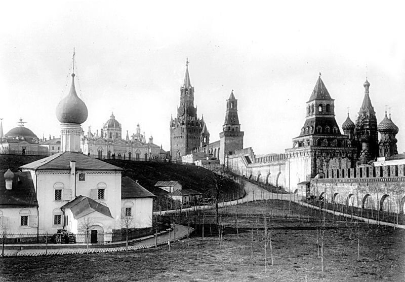 Кремль. Церковь Константина и Елены в Тайницком саду, Тверской (Центральный административный округ (ЦАО), г. Москва). архивная фотография, фото с сайта http://www.skyscrapercity.com/showthread.php?t=1749275&page=14