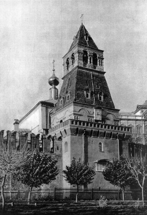 Кремль. Церковь Благовещения Пресвятой Богородицы на Житном дворе, Тверской (Центральный административный округ (ЦАО), г. Москва). архивная фотография, Благовещенская башня и церковь фото с сайта http://sontucio.livejournal.com/420758.html