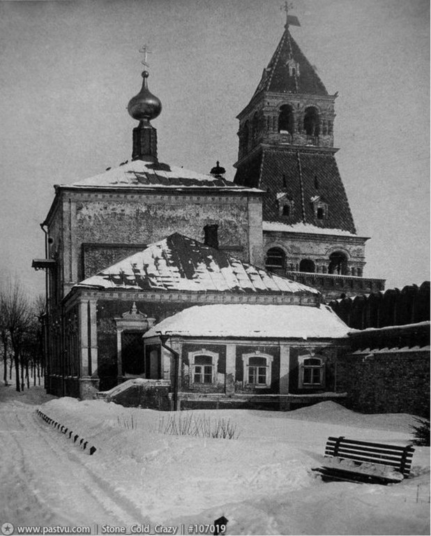 Кремль. Церковь Благовещения Пресвятой Богородицы на Житном дворе, Тверской (Центральный административный округ (ЦАО), г. Москва). архивная фотография, Благовещенская башня Кремля и Благовещенская церковь 1917-1933 год (направление съемки — восток) с сайта http://oldmos.ru/old/photo/view/107019