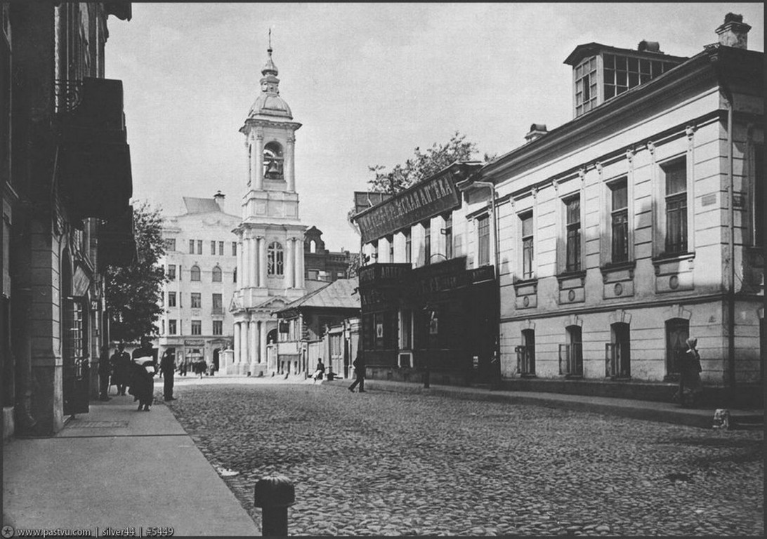 Арбат. Церковь Николая Чудотворца в Плотниках. архивная фотография, Фотограф: Э.В. Готье-Дюфайе Плотников переулок. 1913 году (направление съемки — север) Источник http://oldmos.ru/old/photo/view/5449