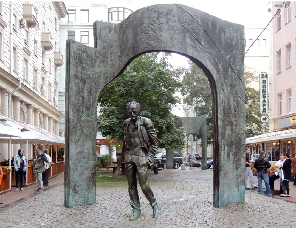 Церковь Николая Чудотворца в Плотниках, Арбат (Центральный административный округ (ЦАО), г. Москва). дополнительная информация, На месте входа в церковь установлен памятник Б.Ш. Окуджаве (2002 г.).