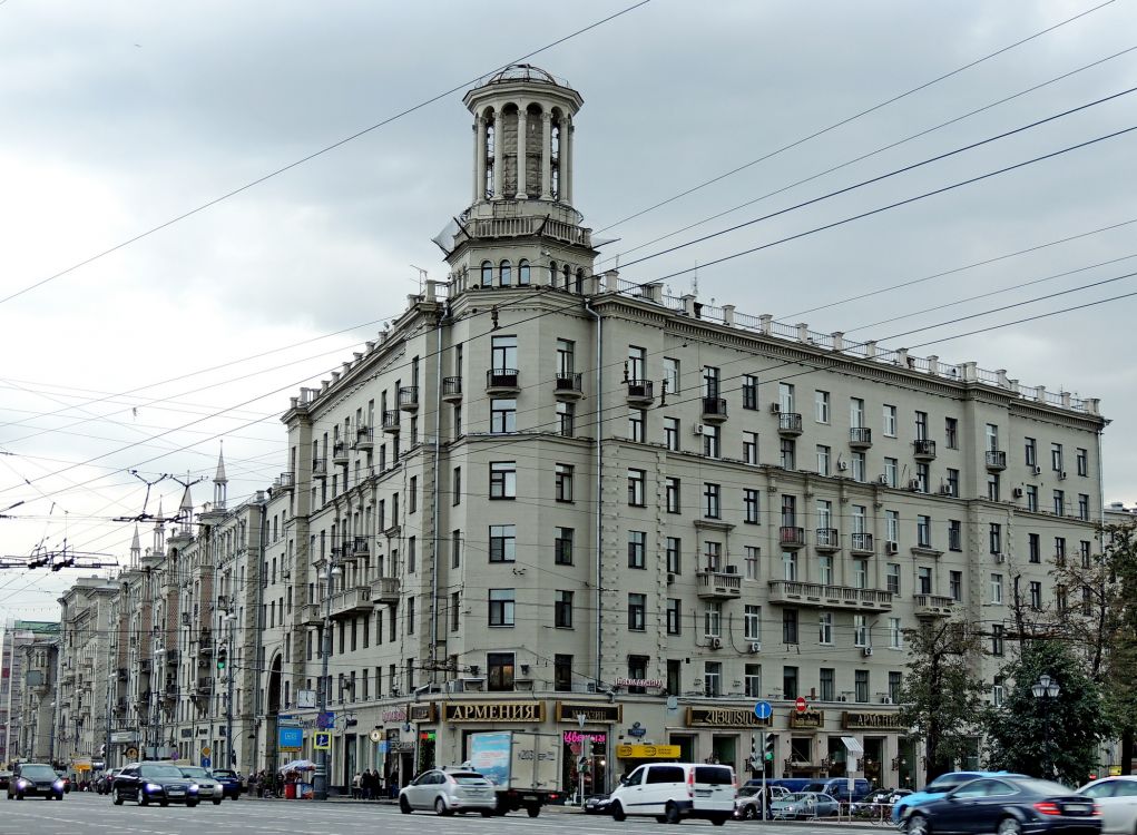 Церковь Димитрия Солунского у Тверских ворот, Тверской (Центральный административный округ (ЦАО), г. Москва). дополнительная информация, Дом под юбкой,Москва, Тверская ул., 17 построен на месте храма в 1940—1944 годах