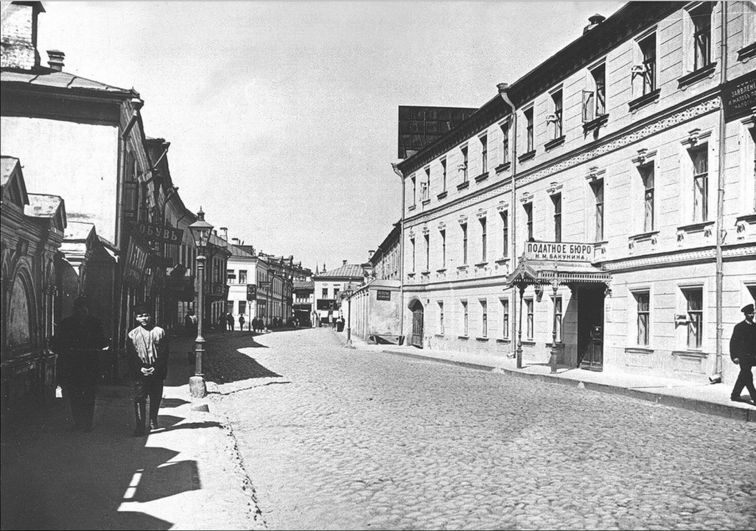 Никитский женский монастырь, Арбат (Центральный административный округ (ЦАО), г. Москва). архивная фотография, Справа впереди - сохранившийся, но сильно перестроенный (сейчас) двухэтажный дом №10. Здание келий.  Фотограф: Э.В. Готье-Дюфайе. 
