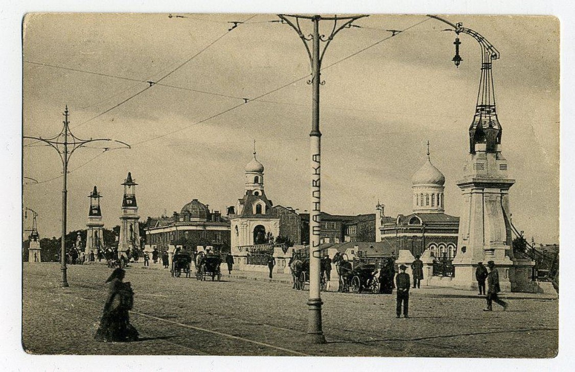 Церковь Воздвижения Честного Креста Господня при Ямских училищах, Тверской (Центральный административный округ (ЦАО), г. Москва). архивная фотография, На заднем плане - церковь Воздвижения Честного Креста Господня при Ямских училищах (Фото 1900-х гг. )