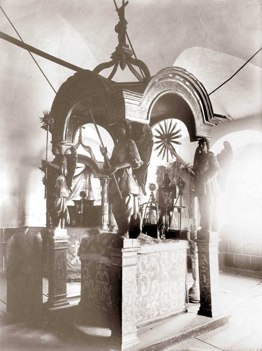 Церковь Воскресения Христова, Торопец (Торопецкий район, Тверская область). архивная фотография, Надпрестольная сень. Фото Н.Д. Бартрама, 1912