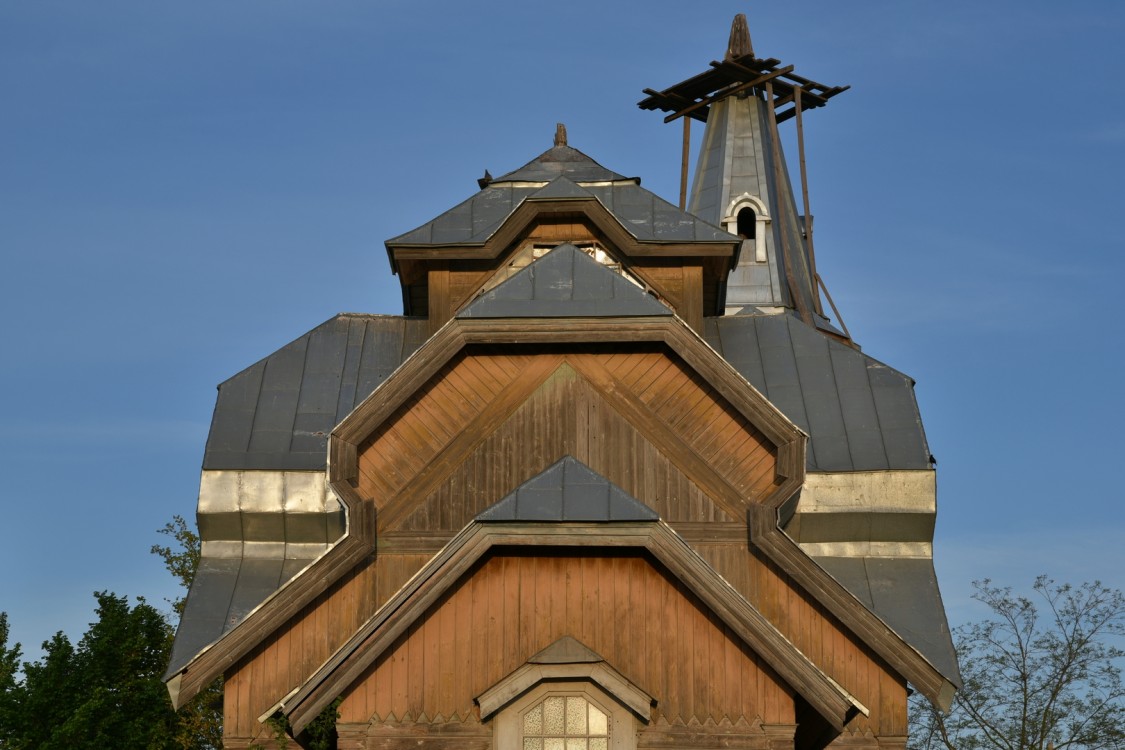 Тинаки. Церковь Пантелеимона Целителя. архитектурные детали, Вид с востока на завершение основного объема