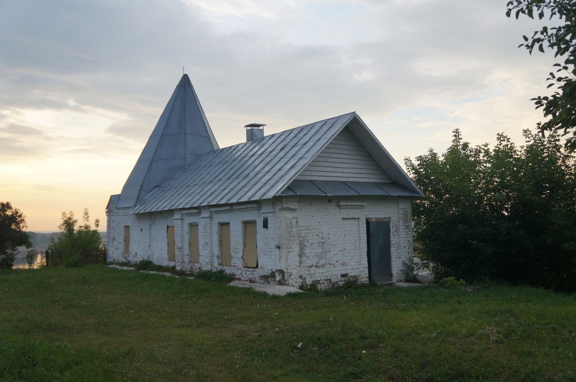 Городец. Собор Троицы Живоначальной. фасады, Сохранившаяся угловая  башня монастырской стены