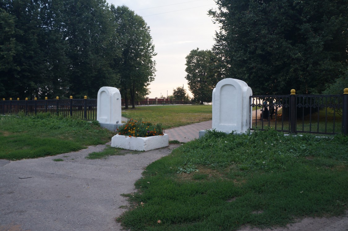 Собор Троицы Живоначальной, Городец (Городецкий район, Нижегородская область). дополнительная информация, Сохранившиеся элементы каменной ограды храмового комплекса
