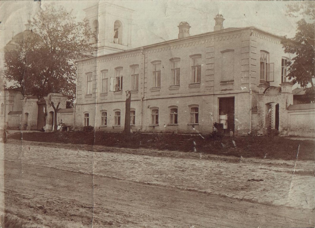 Путивль. Церковь Благовещения Пресвятой Богородицы. архивная фотография, Дом настоятеля свящ.Никиты Рождественского