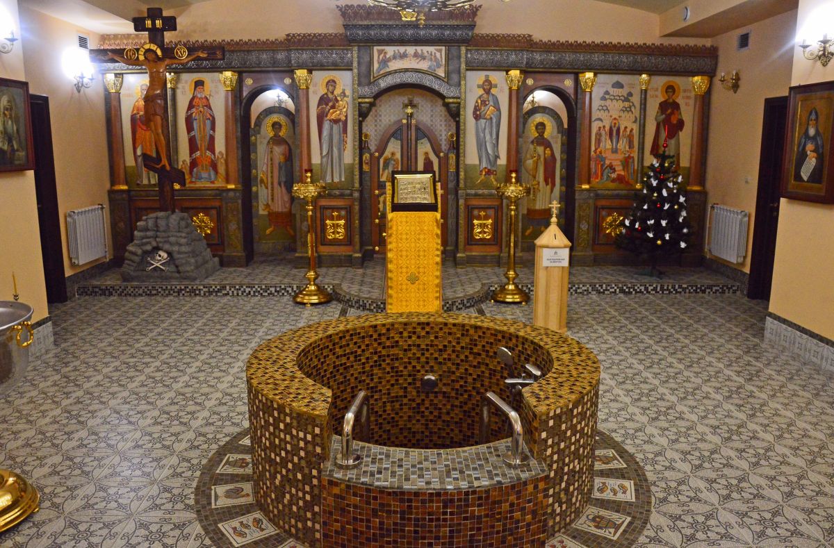 Церковь Первосвятителей Московских, Горки Ленинские (Ленинский городской округ, Московская область). интерьер и убранство, Интерьер и убранство нижнего крестильного храма.