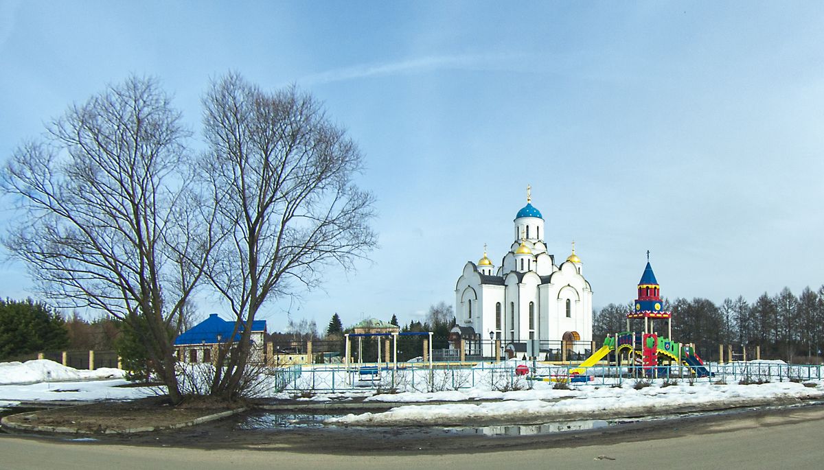 общий вид в ландшафте. Церковь Первосвятителей Московских, Горки Ленинские (Ленинский городской округ, Московская область)