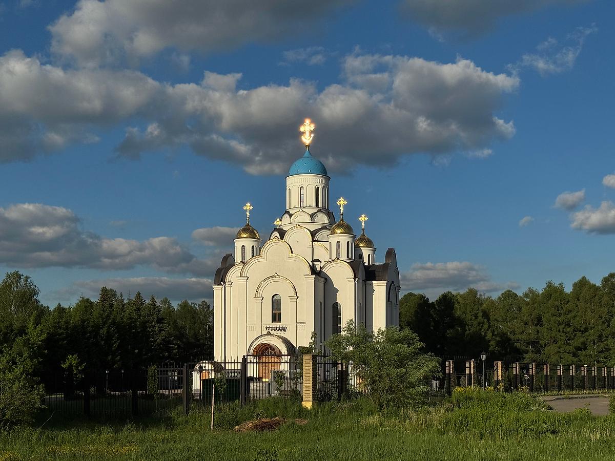 Вид с юго-запада, фасады. Церковь Первосвятителей Московских, Горки Ленинские (Ленинский городской округ, Московская область)