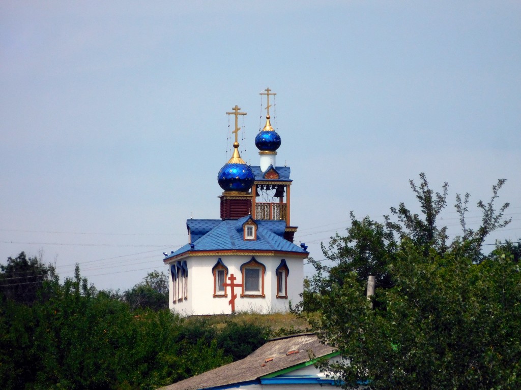 Церковь Остробрамской иконы Божией Матери, Старозолотовский (Константиновский район, Ростовская область). общий вид в ландшафте, Вид на церковь с реки Дон