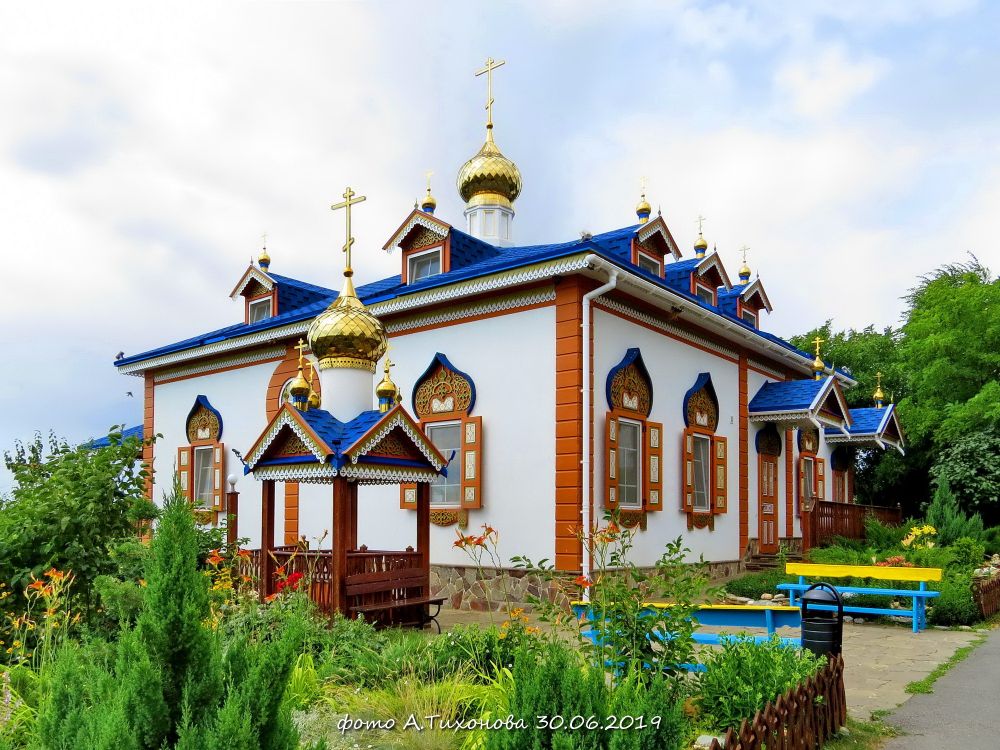 Церковь Остробрамской иконы Божией Матери, Старозолотовский (Константиновский район, Ростовская область). фасады, Православный центр церкви