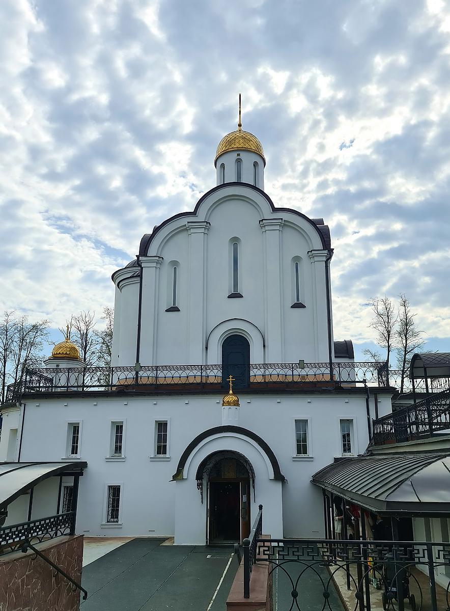 Вид с севера-запада, общий вид в ландшафте. Церковь Матроны Московской, Ногинск (Богородский городской округ, Московская область)