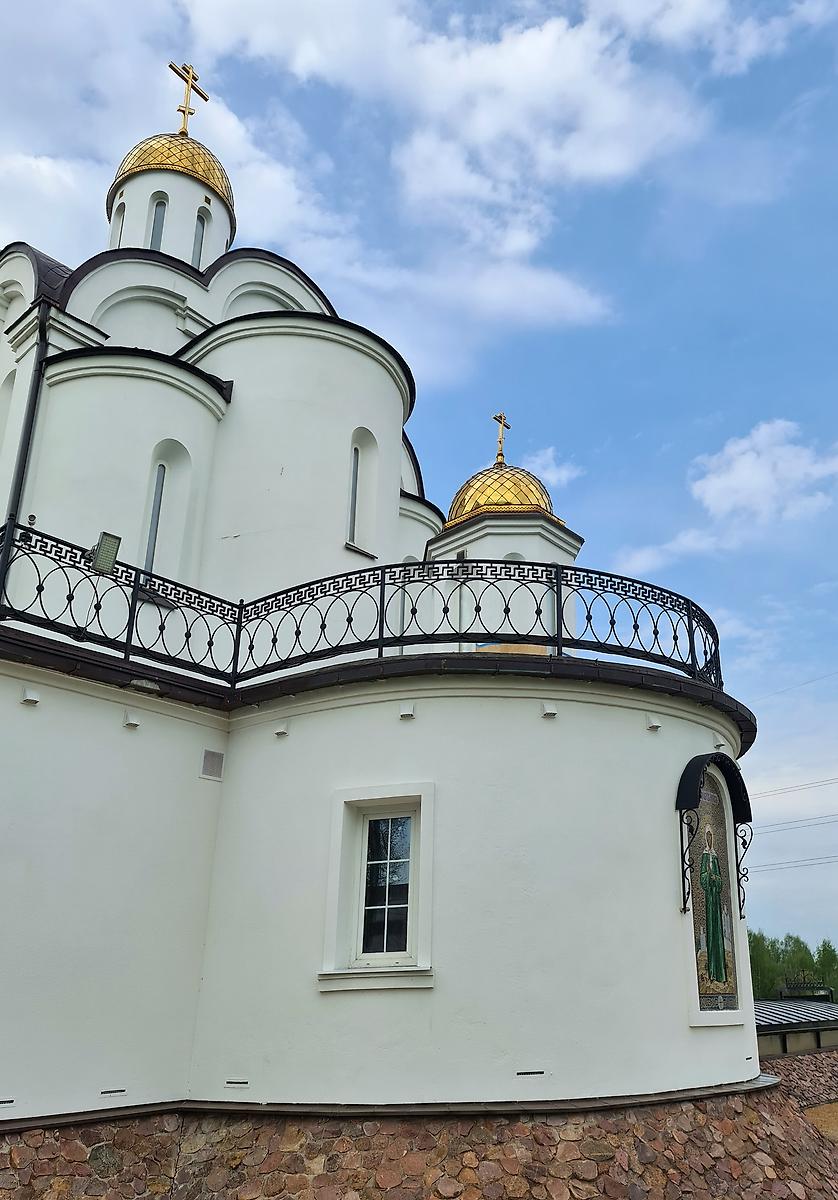 Фрагмент апсиды и основного объема, архитектурные детали. Церковь Матроны Московской, Ногинск (Богородский городской округ, Московская область)