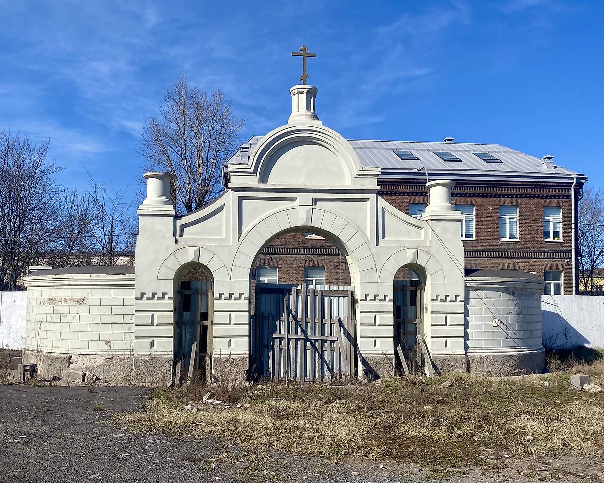 Сохранившийся ворота, вид с территории храма, дополнительная информация. Церковь Покрова Пресвятой Богородицы на Громовском старообрядческом кладбище, Московский район (Санкт-Петербург, г. Санкт-Петербург)