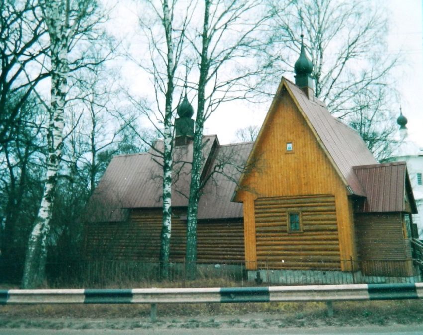 Часовня Матроны Московской, Каблуково (Щёлковский городской округ и г. Фрязино, Московская область). фасады, Храмовый комплекс: на первом плане часовня Матроны, на втором - Ильинская церковь, вдали просматривается Спасская церковь. 