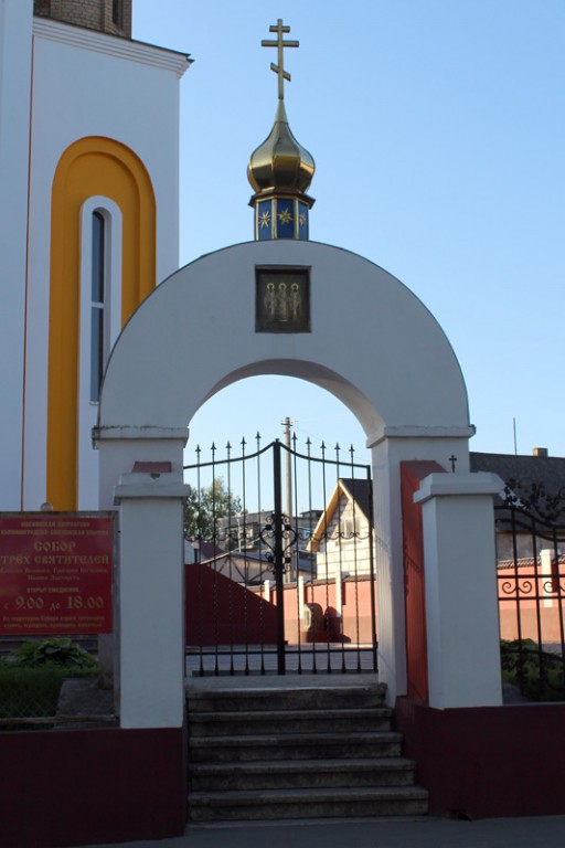 Собор Трёх Святителей, Советск (Советский городской округ, Калининградская область). дополнительная информация, Ворота со стороны Калининградского шоссе