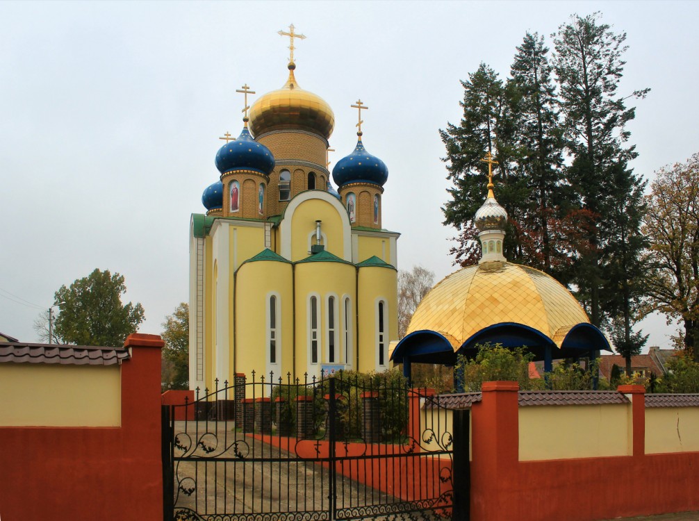 Собор Трёх Святителей, Советск (Советский городской округ, Калининградская область). фасады, Задние ворота соборной территории, справа - часовня иконы Божией Матери 