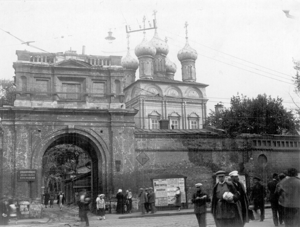 Страстной монастырь. Собор Страстной иконы Божией Матери., Тверской (Центральный административный округ (ЦАО), г. Москва). архивная фотография, 1930-е гг. Страстной монастырь. Вид на боковые (хозяйственные) ворота со стороны Малой Дмитровки. Мосгонаследие. Архив. Нег. IV-42-443. 