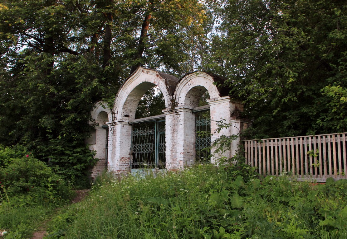 Церковь Всех Святых, Нолинск (Нолинский район, Кировская область). дополнительная информация, Восточные ворота ограды храма и кладбища.