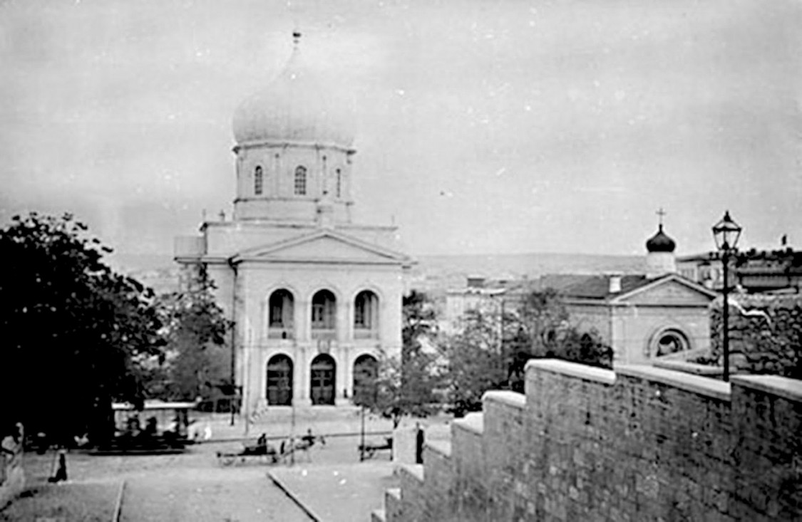 Собор Николая Чудотворца, Севастополь (Ленинский район, г. Севастополь). архивная фотография, Адмиралтейский собор святителя Николая (Справа храм святого Архистратига Михаила).  Вид с улицы Екатерининской, начало XX века.