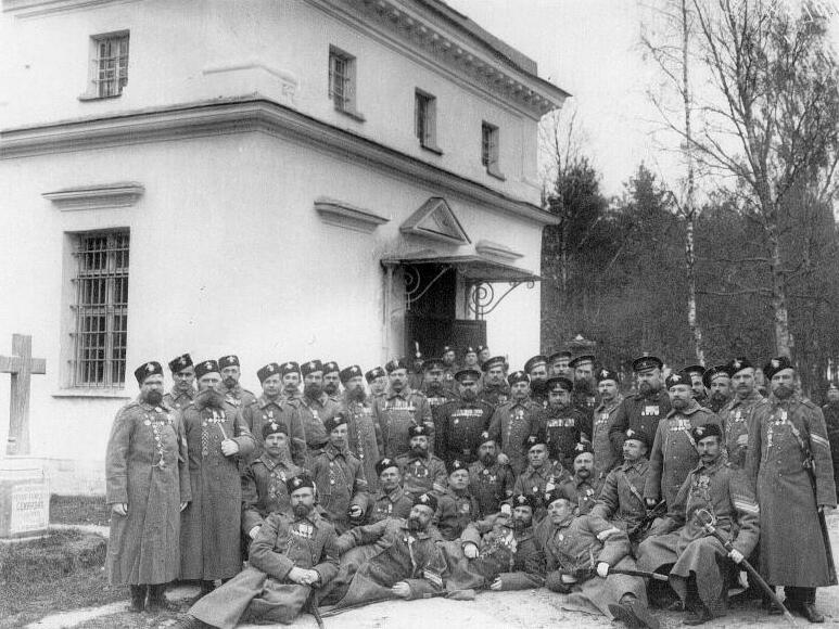 Группа солдат у Преображенской церкви, ателье Буллы 1905-1906, архивная фотография. Церковь Преображения Господня на Преображенском кладбище, Шлиссельбург (Кировский район, Ленинградская область)