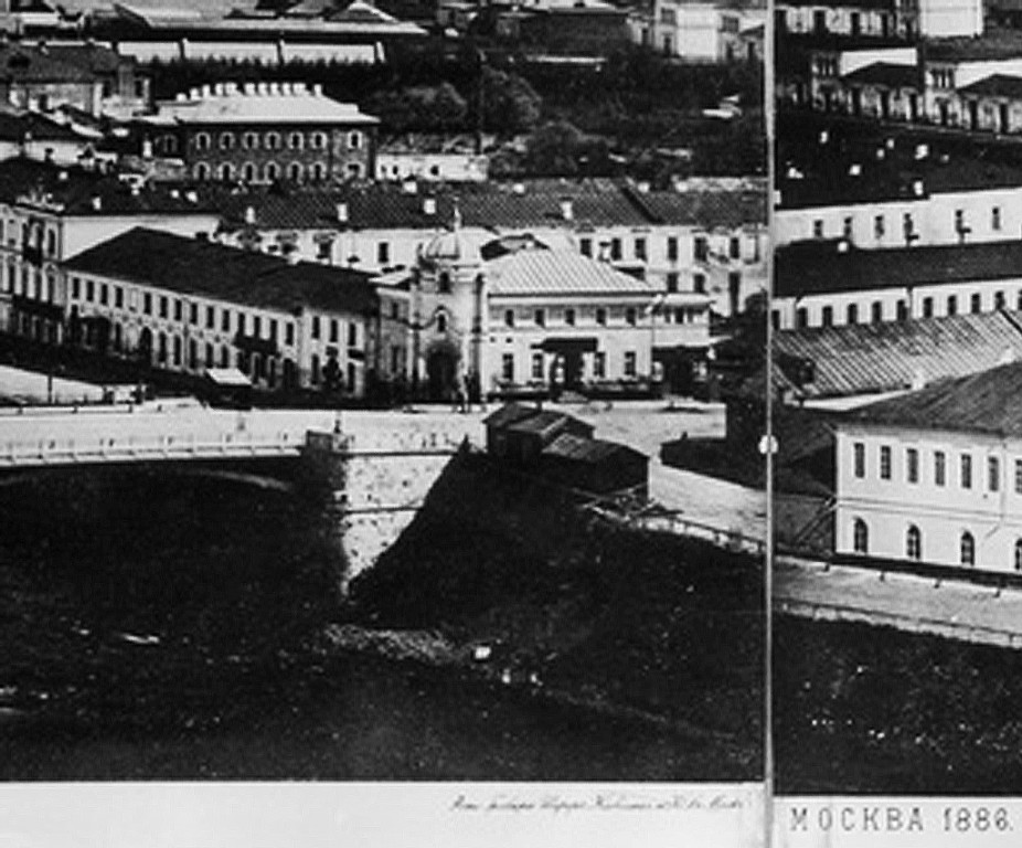 Часовня Николая Чудотворца у Каменного моста, Якиманка (Центральный административный округ (ЦАО), г. Москва). архивная фотография, Кадрирование панорамы , снятой с Храма Христа Спасителя