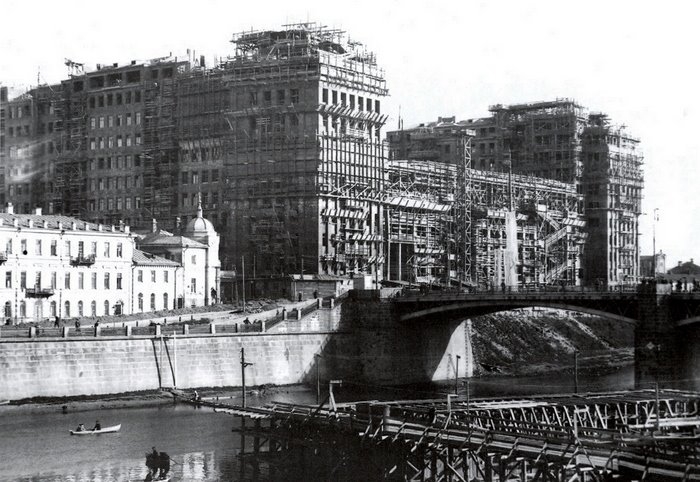 Часовня Николая Чудотворца у Каменного моста, Якиманка (Центральный административный округ (ЦАО), г. Москва). архивная фотография, 1920-е годы. Строительство Дома на набережной. Слева — дома по Софийской, снесённые при постройке нового Большого Каменного моста. 