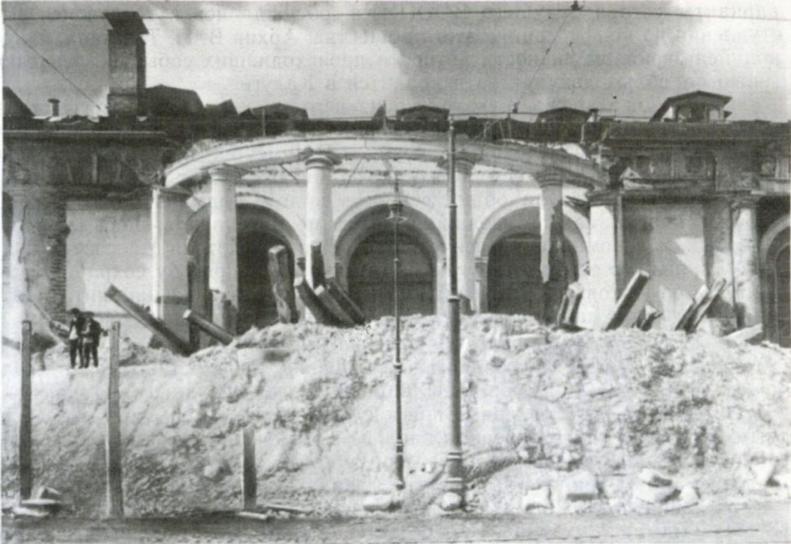 Церковь Николая Чудотворца при манеже (что в Сапожке), Тверской (Центральный административный округ (ЦАО), г. Москва). архивная фотография, Разрушение фото с http://oldmos.ru