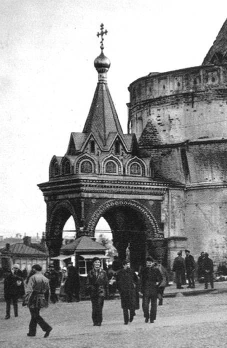 Часовня Боголюбской иконы Божией Матери в Варварской башне, Тверской (Центральный административный округ (ЦАО), г. Москва). архивная фотография, Фото с сайта https://ru.wikipedia.org