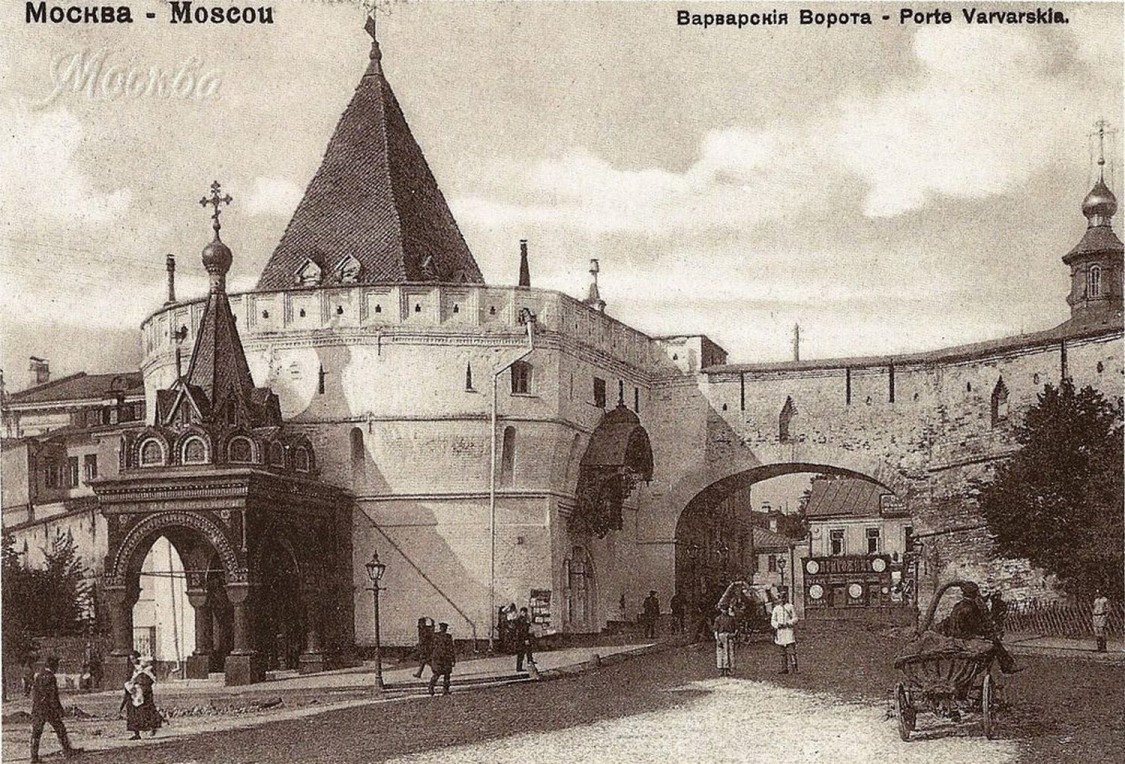 Часовня Боголюбской иконы Божией Матери в Варварской башне, Тверской (Центральный административный округ (ЦАО), г. Москва). архивная фотография, 1895-1900 год открытка с сайта http://oldmos.ru/old/photo/view/4766