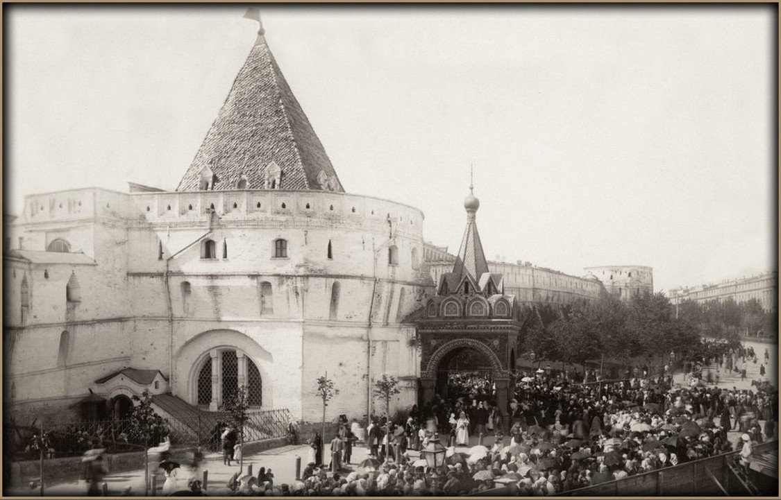 Часовня Боголюбской иконы Божией Матери в Варварской башне, Тверской (Центральный административный округ (ЦАО), г. Москва). архивная фотография, Торжественный молебен 1890-1900 год с сайта http://oldmos.ru/old/photo/view/50673