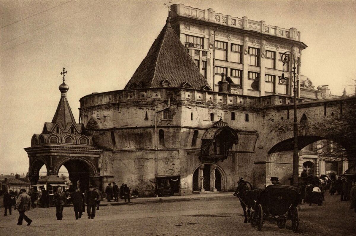 Часовня Боголюбской иконы Божией Матери в Варварской башне, Тверской (Центральный административный округ (ЦАО), г. Москва). архивная фотография, Фото 1890-х гг.