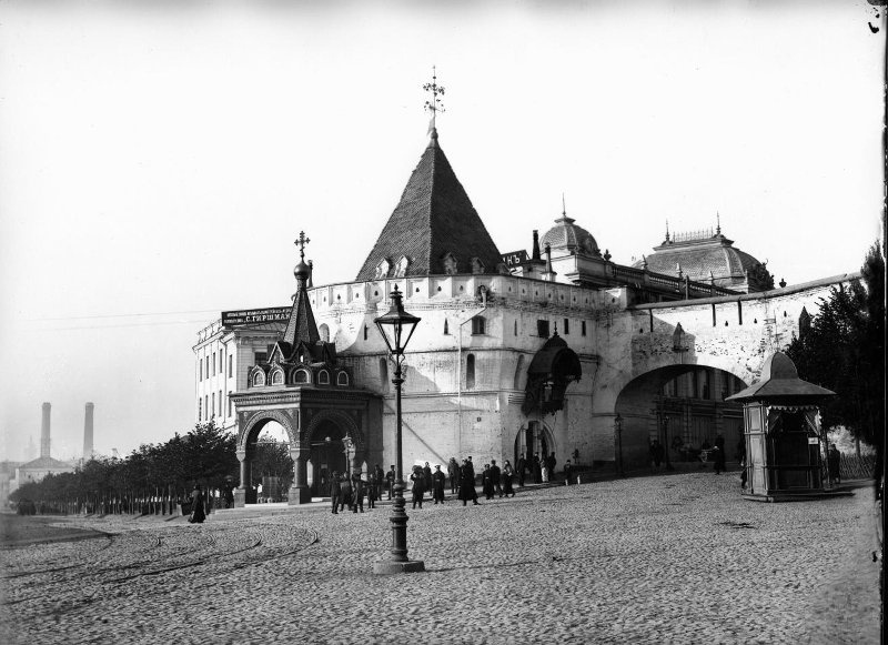 1898-1909 гг. Автор Петр Павлов, архивная фотография. Часовня Боголюбской иконы Божией Матери  в Варварской башне, Тверской (Центральный административный округ (ЦАО), г. Москва)