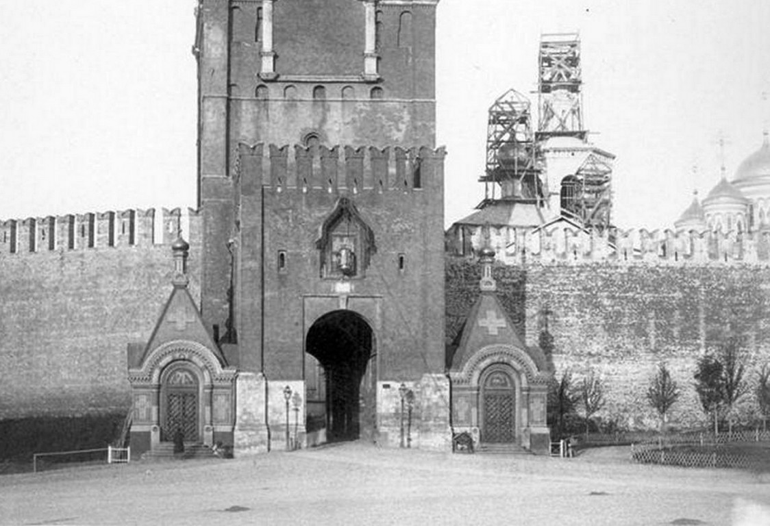 Кремль. Часовня Великого Совета Ангел у Спасских ворот, Тверской (Центральный административный округ (ЦАО), г. Москва). архивная фотография, 1882-1896 годы Фот. Барщевский И. Ф.