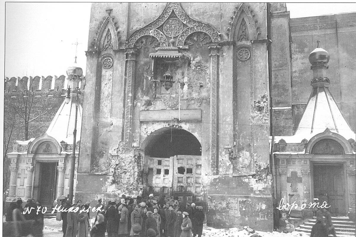 Фото от января 1918 г. Часовня Николая Чудотворца пострадала во время обстрела Кремля 27 октября 1917 г., архивная фотография. Кремль. Часовня Николая Чудотворца у Никольских ворот, Тверской (Центральный административный округ (ЦАО), г. Москва)