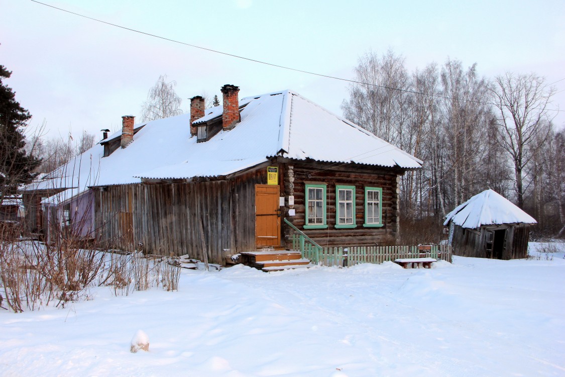 Церковь Вознесения Господня, Вотское (Лебяжский район, Кировская область). дополнительная информация, Справа на фото -усыпальная часовня, в отличие от церкви, сохранилась до наших дней.