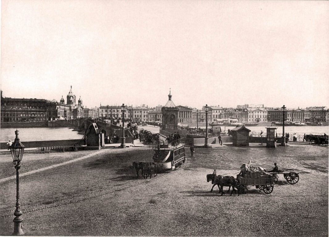 Часовня Николая Чудотворца на Николаевском мосту, Василеостровский район (Санкт-Петербург, г. Санкт-Петербург). архивная фотография, Фотограф: Карл Булла 1903 год. На втором плане — церковь Благовещения Пресвятой Богородицы при лейб-гвардии Конном полку (построена в 1844 г. по проекту К. А. Тона; закрыта в 1928 г., в 1929 г. снесена).