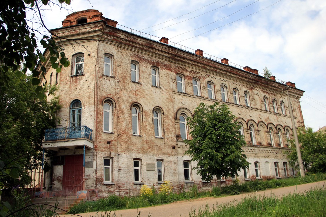 Нолинск. Домовая церковь Иоанна Предтечи при бывшем духовном училище. фасады