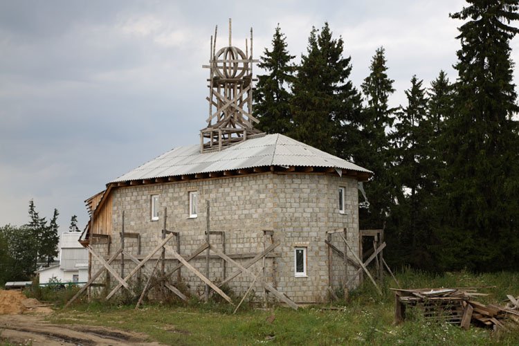 Искра. Церковь Пантелеимона Целителя. фасады